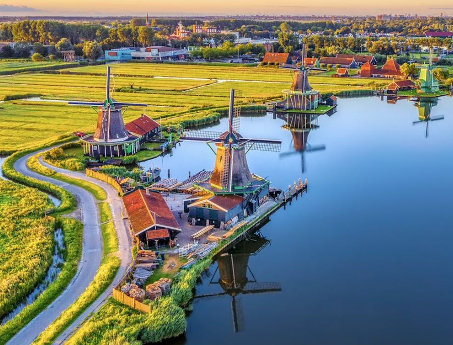 Toàn cảnh ngôi làng cối xay gió Zaanse Schans nhìn từ trên cao